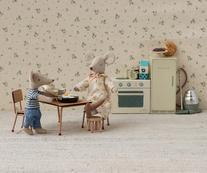 Table and chair set, Mouse Size - Dark powder