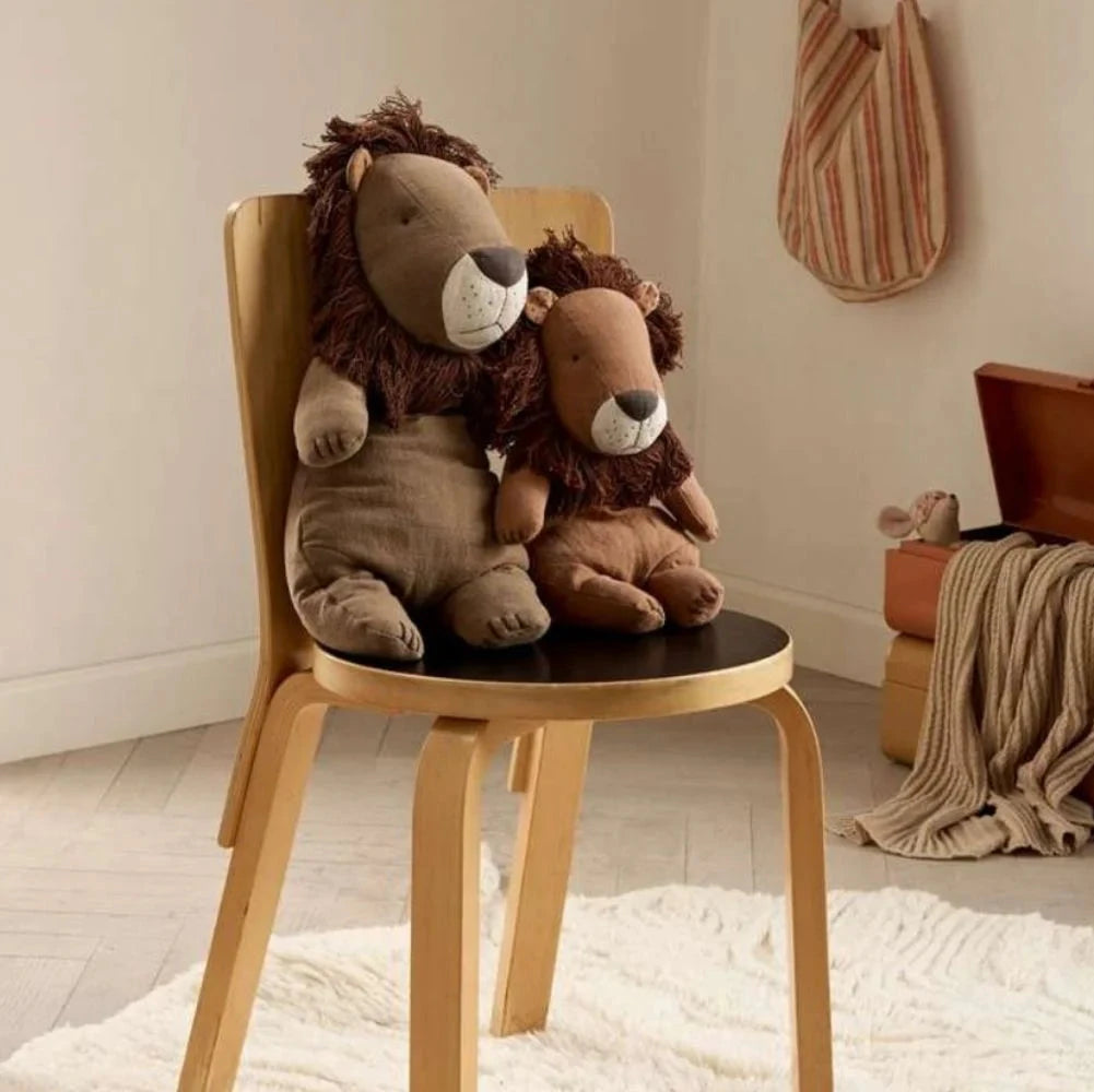 Safari friends, Lion